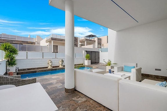 Villa med 5 soverom | Gjestehus, privat basseng og takterrasse med utekjøkken | Klar for innflytting