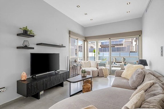 Villa med 5 soverom | Gjestehus, privat basseng og takterrasse med utekjøkken | Klar for innflytting