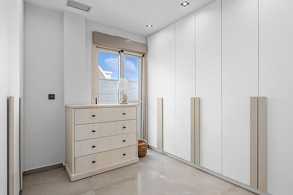 Villa med 5 soverom | Gjestehus, privat basseng og takterrasse med utekjøkken | Klar for innflytting