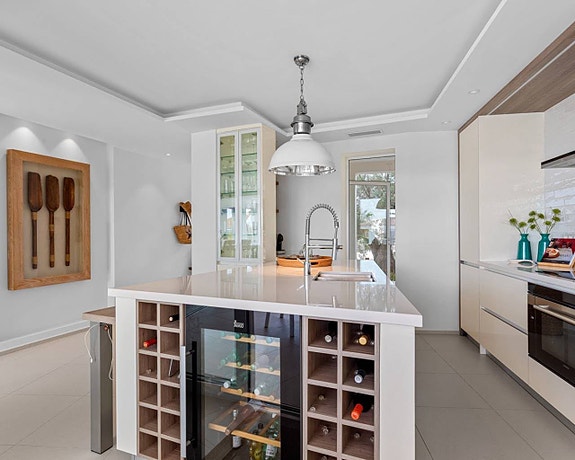 Eksklusiv villa med 4 soverom | Totalrenovert | 12 meter saltvannsbasseng