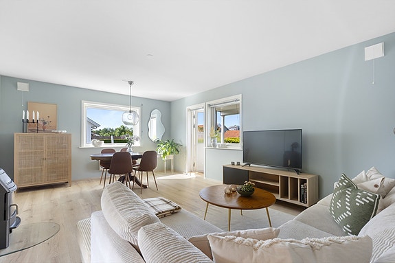 Fin leilighet i 1. etg. med stor, overbygd terrasse og hage | Landlig og sentralt | 2 sov, vedovn & oppussede overflater, Skien