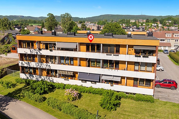 Pen 2-romsleilighet i sentralt plassert borettslag med lave felleskostnader og fellesgjeld - Nyere bad og kjøkken, Skien