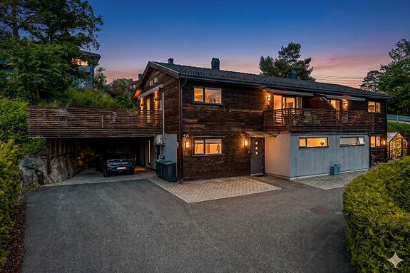 Moderne tomannsbolig fra 2015 | Store terrasser og carport med elbillader | Barnevennlig nær skoler, sjøen og skogen!, Larvik