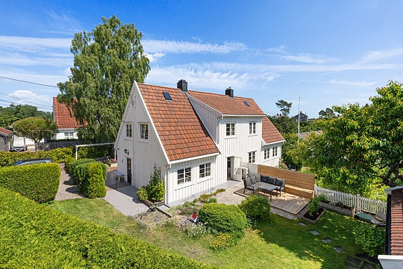 Vakkert hus med sjel og praktisk planløsning - 3 soverom, 2 bad, pent kjøkken og idyllisk hage med isolert hagestue, Kristiansand S