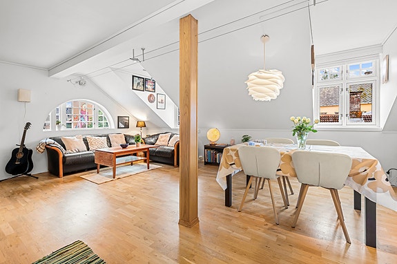 Romslig og særpreget 2-roms loftsleilighet | 3 felles terrasser | Mulighet for parkering | 2 boder | IN-ordning!, Trondheim