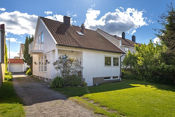Romslig enebolig med 4 soverom, garasje og skjermet hage - sentralt på Fritznerbakken, Sarpsborg