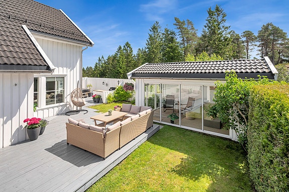 NYHET VIS 1/7| Innholdsrik del av tomannsbolig m/ 3 sov| Garasje| Solrik og usjenert uteplass med hagestue| Barnevennlig, Nodeland
