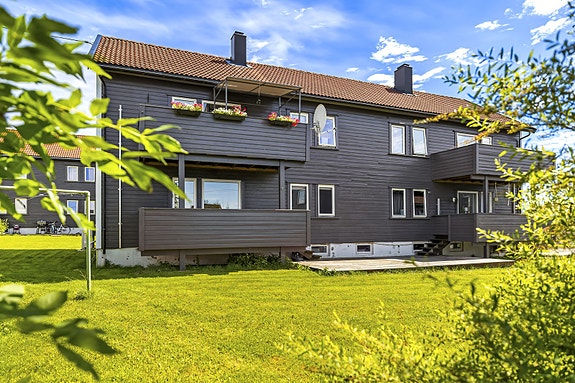Familievennlig 4-roms andelsleilighet i 1. etasje | Veranda og tilgang til felles hage | Rolig og barnevennlig nabolag, Borgenhaugen