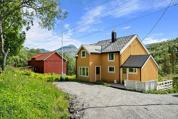 Velkommen til Øresvikveien 103. Nedlagt eldre småbruk, fritidsbolig, fjøs, naust - stor tomt, nær sjø og fjell i Øresvik.