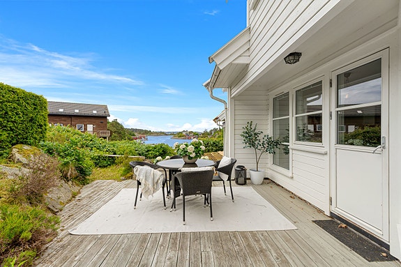 Solrik terrasse med flott utsikt og god plass til utemøbler.