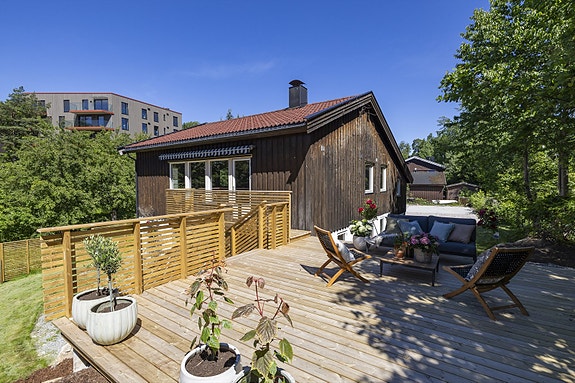 Velkommen til Bjørnemyrveien 18 - En oppusset og moderne enebolig med innredet hybel og vestvendt beliggenhet.