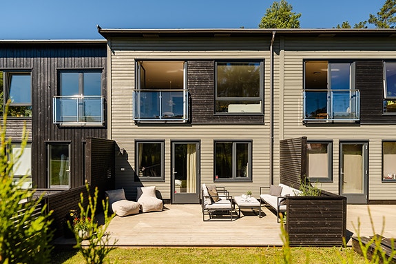 Moderne rekkehus fra 2020 | God intern beliggenhet | 3 sov og 2 bad | Flotte uteområder | Garasjeplass med lader