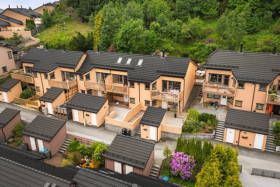 Perfekt familierekkehus med nytt yttertak og fast garasjeplass. Ny kledning, og vinduer i 2025. Ingen dok.avgift., Flaktveit