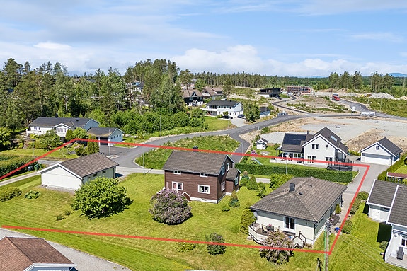 EIE Jessheim & Råholt v/ Christian Brodshaug har gleden av å presentere Gamle Algarheimsveg 6 & 8! Foto av Bjørn Sørheim (EFKT). NB: rød strek kan avvike fra faktiske tomtegrenser.