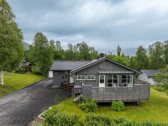 Familievennlig enebolig over to plan med 3 soverom, badstue, nydelig hage og dobbelgarasje i et etablert boligområde!, Bardu