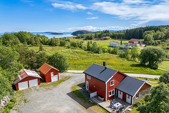 Innholdsrik eiendom med landlig beliggenhet - 13 daa tomt - Garasje, Hestvika