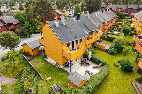 STRØKENT OG OPPGRADERT ENDEREKKEHUS M/ NYDELIG SJØUTSIKT | 2 nyere bad |Rolig blindvei | Flotte uteområder |Carport |, Charlottenlund