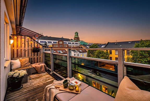 PrivatMegleren Grünerløkka presenterer en lys og gjennomgående 4-roms selveierleilighet. Foto: iSnitt v/Bjørnar Solberg (Bilde redigert fra dag til kveld)