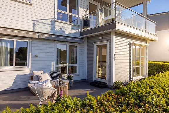 Bo romslig og solrikt ved elvebredden. Vestvendt 4-roms med 2 bad. Terrasse med utsyn mot elv og grøntområder. Garasje., Sellebakk