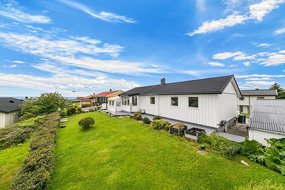 Din lokale eiendomsmegler Notar v/Anders Havneraas ønsker velkommen til Hummerveien 3! Foto: Interiørfoto