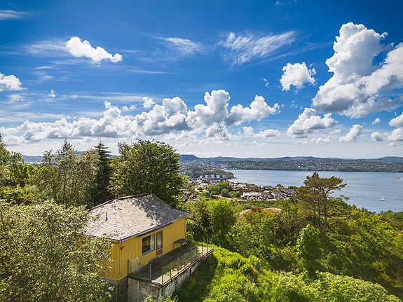 Sjelden anledning for salg; Renoveringsobjekt i ettertraktet område. Enebolig m/solrik terrasse & fantastisk sjøutsikt!