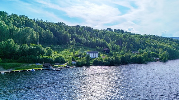 Unikt landsted ved Randsfjorden med egen strandlinje | 18 daa | Kun ca. 2 timer fra Oslo, Vestsida