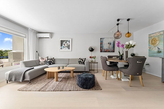 Lekker, usjenert 2-roms i toppetasje. Heis. Garasje. Sydvendt veranda med vinterhage. God standard. Utsikt Frognerkilen., Oslo