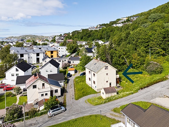 Horisontaldelt 2-mannsbolig med sentral beliggenhet i Rønvika. Hele 6 soverom - 3 kjøkken - God lagringsplass, Bodø