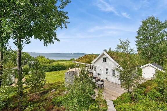 Sjarmerende fritidsbolig i idylliske Lysøysundet | Sjønært, båtplass og 4 sov. | Uthus/anneks | Gedigen terrasse, Lysøysundet