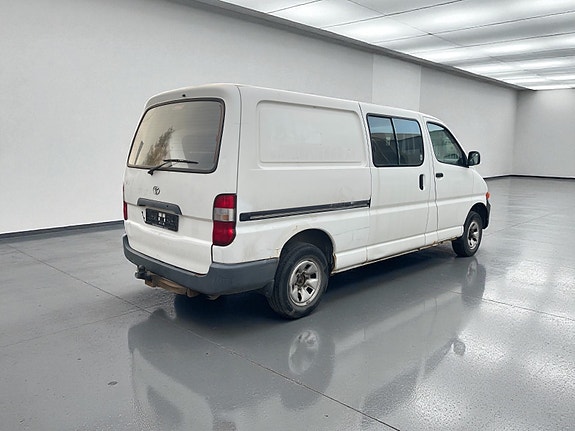 Toyota HiAce 7 of 14