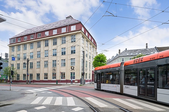 Velkommen til St. Jacobs plass 9 presentert av Stephane B. Trotta i EiendomsMegler1 Næringseiendom. Foto Mats Lie.