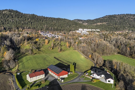 Tegneby og Grønnerød Landbruksmegling AS har gleden av å presentere landbrukseiendommen Justad Ytre, idyllisk beliggende i Lier