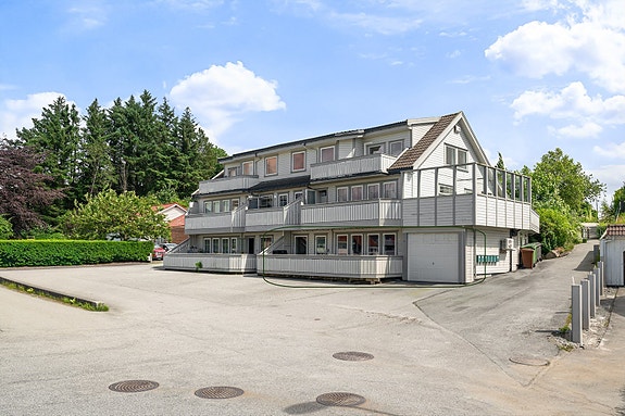 Lys og romslig endeleilighet med stor overbygd terrasse, tre soverom, garasje og sentral beliggenhet, Sola