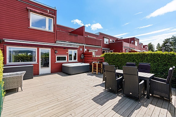 Velkommen til Ulsholtveien 4C, et flott rekkehus med attraktiv beliggenhet i et populært boligområde. Boligen er beliggende i et familievennlig bebyggelse som føyer seg flott inn i de naturskjønne omgivelsene.