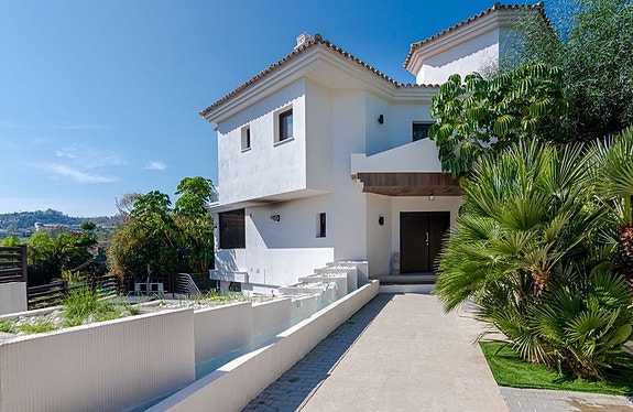 Eksklusiv villa med 5 soverom | Privat basseng | Panoramautsikt