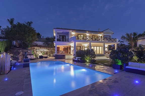 Eksklusiv villa med 5 soverom | Privat basseng | Panoramautsikt