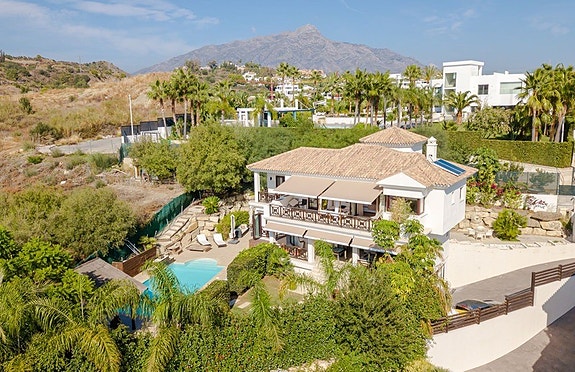 Eksklusiv villa med 5 soverom | Privat basseng | Panoramautsikt