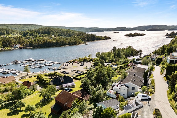 Romslig, barnevennlig enebolig med hybel I Dobbel garasje med elbillader I Stor uteplass med sjøutsikt I, Kragerø