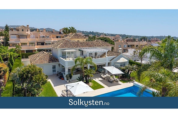 Villa med spektakulær havutsikt og oppvarmet saltvannsbasseng i Elviria, Marbella