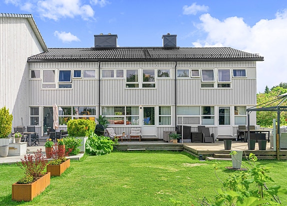 SVÆRT DELIKAT OG NYOPPUSSET REKKEHUS - Solrik hage - 3 soverom - Garasjeplass - Eget vaskerom og bad fra 2026, Tiller