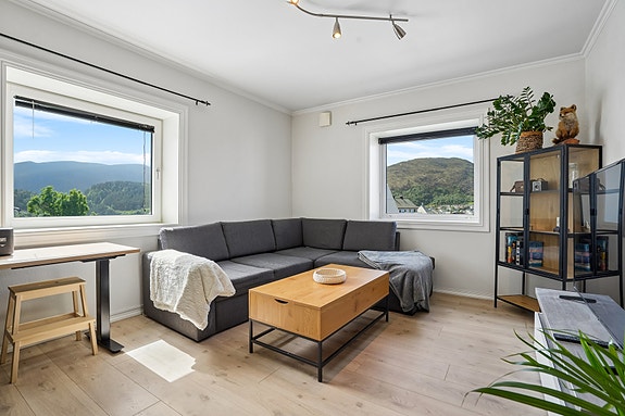 Lys og praktisk 2-roms med parkering på tomten, utsikt og nyere kjøkken. Felles uteplass. Kort vei til det meste, Ålesund