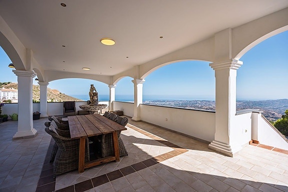 Eksklusiv villa med stor tomt | Panoramautsikt og privat basseng