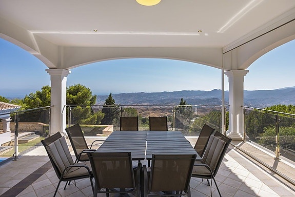 Eksklusiv villa med stor tomt | Panoramautsikt og privat basseng