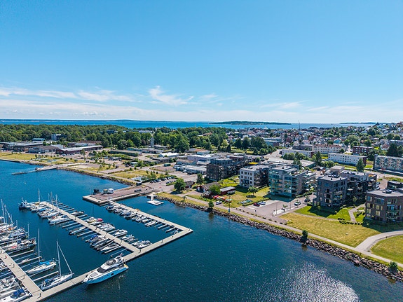 Moderne 2-roms leilighet med stor balkong, lekkert kjøkken og meget pent flislagt bad med varmekabler.
