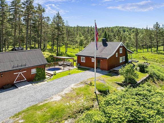 Landlig og usjenert småbruk med store uteområder | Oppgradert garasje m/ carport | Låve | Nær turområder og fiskevann