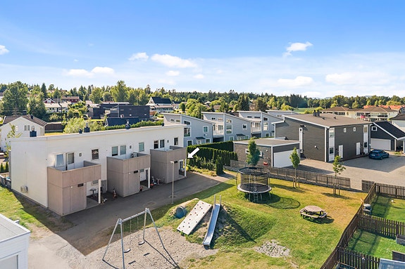 Her bor du skjermet og barnevennlig med lekeplass rett utenfor døren, samtidig som du disponerer et eksklusivt uteareal på ca. 219 kvm med plen og hele tre solrike uteplasser.