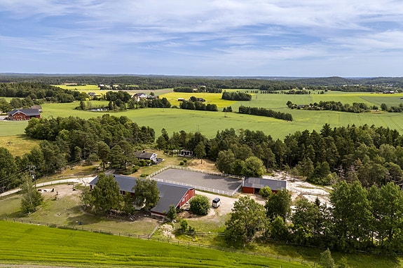 Tegneby og Grønnerød Landbruksmegling AS har gleden av å presentere Skauen Farm/Ekveien 14, idyllisk beliggende i Onsøy, Fredrikstad