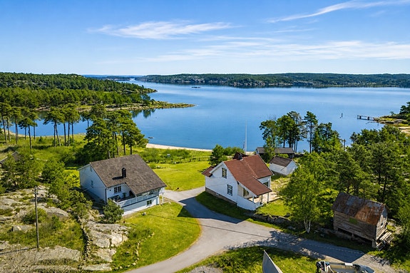 Sjelden Hvaler-eiendom på Asmaløy | 9,4 mål | 2 boliger | Brygge, naust og 3 båtplasser | Fjordutsikt, Vesterøy