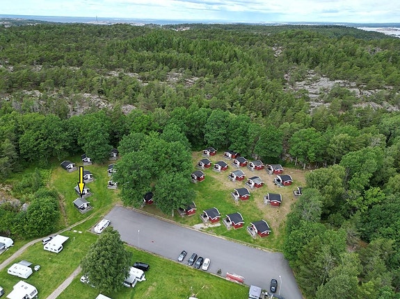 Naturnära och barnvänligt fritidsboende med havsnära läge.