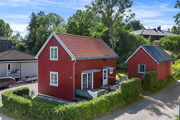Enebolig fra 2015 i idylliske Hølen | 2 soverom, vedovn og terrasse | Barnevennlig m/​kort vei til skole og barnehage, Hølen